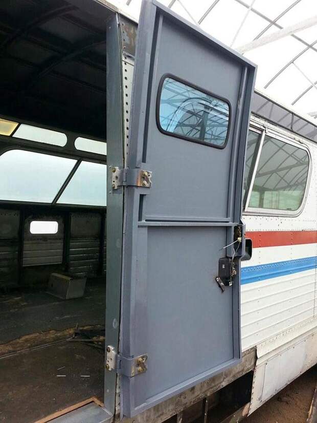 дом на колёсах из автобуса, женщина дом на колесах, из автобуса в дом на колесах