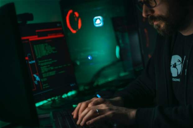 Хакеры из РФ разместили на 120 украинских сайтах поздравления с Днём Победы