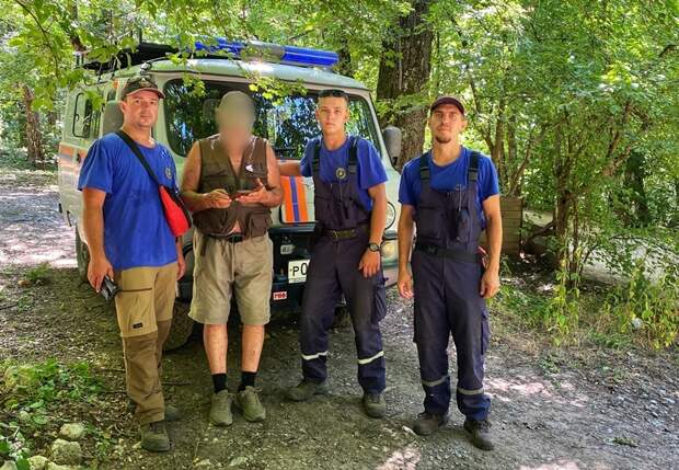 Крымские спасатели помогли заблудившемуся туристу из Евпатории спуститься с крутого склона