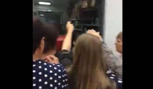 Схватку женщин за сковородки в магазине под Смоленском сняли на видео