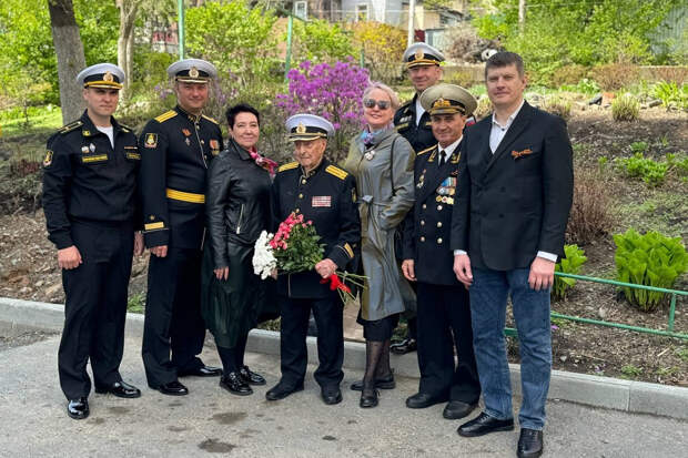 Военнослужащие Тихоокеанского флота организовали мини-концерт для 100-летнего ветерана Великой Отечественной войны во Владивостоке
