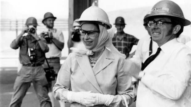 Королева Елзавета II осматривает шахты на горе Иса. 1970 год Королева Елзавета II осматривает шахты на горе Иса. 1970 год