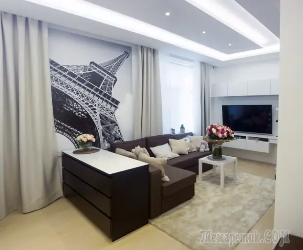 Черно-белая магия питерской сталинки с потолком-хамелеоном