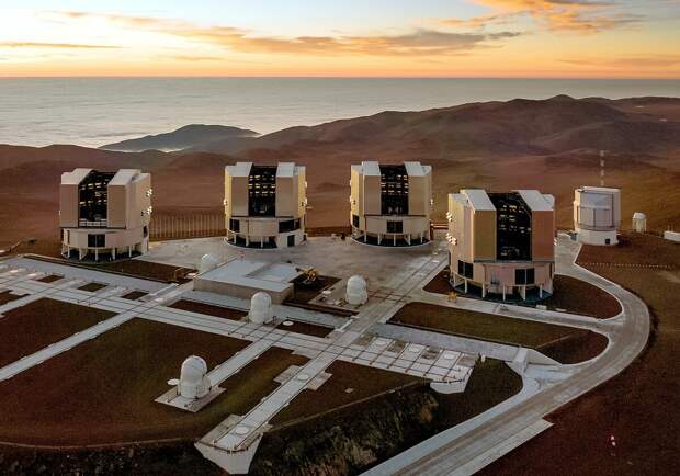 Very Large Telescope - Очень Большой Телескоп. Находится в Чили. Именно они очень внимательно, в 4 глаза, присматривались к пришельцу после его обнаружения
