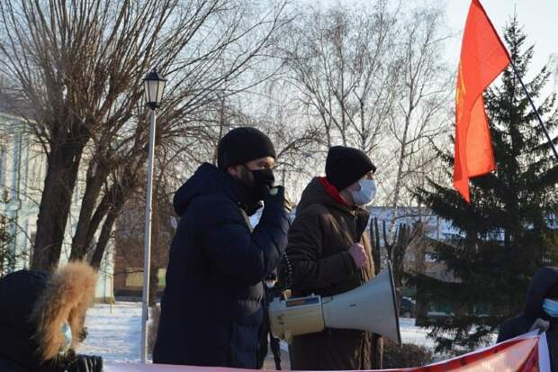 «Хватит Путина продлять»: барнаульцы вышли на митинг против развала медицины