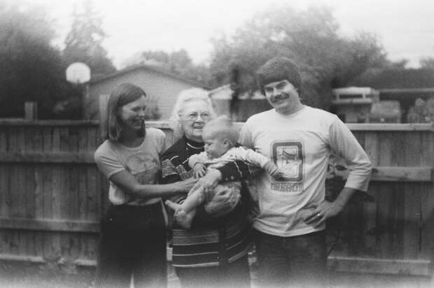 Фотограф, купив на барахолке старую камеру, обнаружил фотографии 30-летней давности
