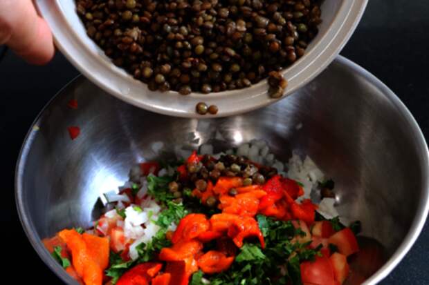 Фото к рецепту: Марокканская кухня: постный салат с чечевицей // вегетарианские рецепты 