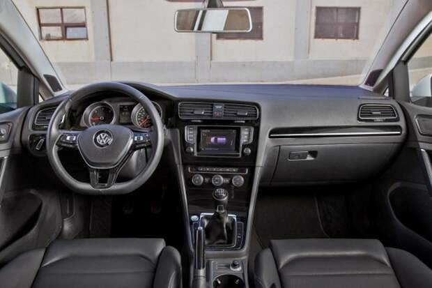 Салон автомобиля Volkswagen Golf TDI. Салон автомобиля Volkswagen Golf TDI.