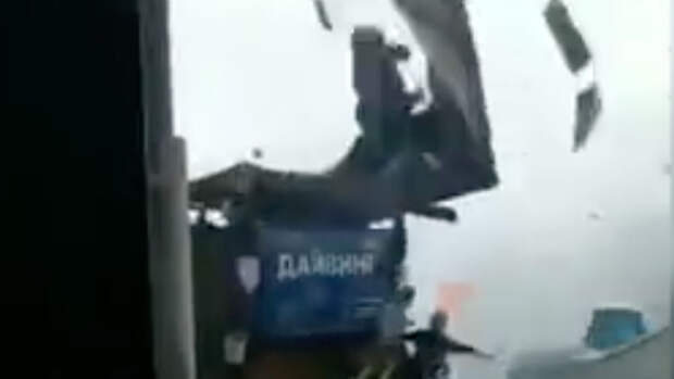 Очевидцы засняли, как смерч разрушил пляж в Новороссийске