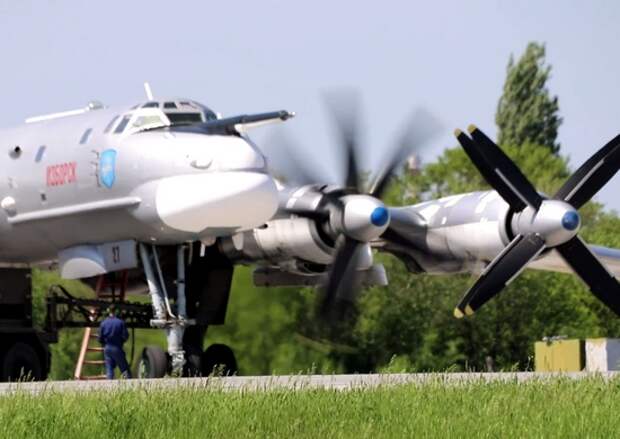 Летчики дальней авиации провели командирские полеты в Саратовской области