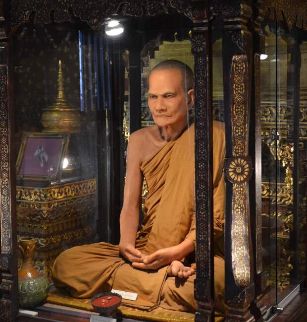 Тело монаха Acharn Mun Bhuridarto. Фото автора.