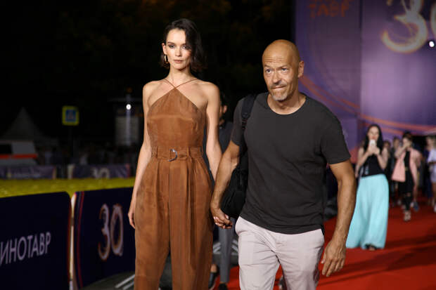 Улыбающуюся Паулину Андрееву заметили со старшим сыном Федора Бондарчука