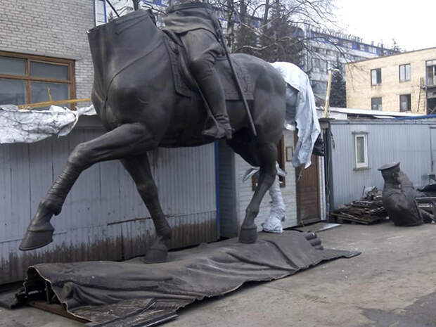 памятник Жукову, распил, реставрация(2020)|Фото: facebook.com/100001806463225