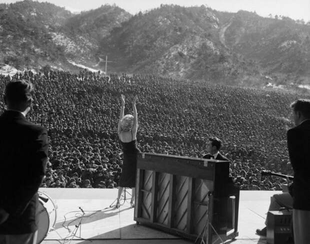 25. Мэрилин Монро выступает перед тысячами солдат в Корее, 11 февраля 1954 г. архивные снимки, архивные фото, исторические кадры, исторические фото, исторические фотографии, история, старые фото, черно-белые снимки
