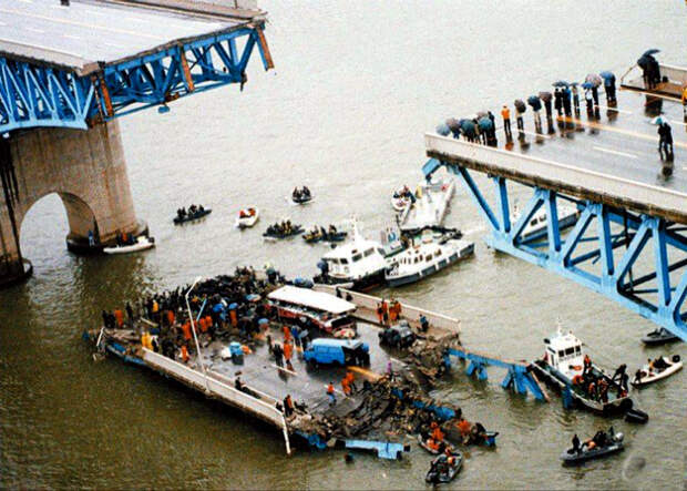 Разрушение моста в Сеуле.