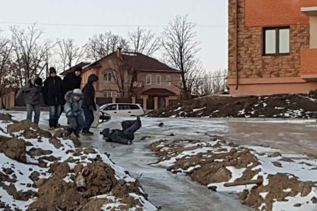 В Приамурье дети катаются с горки из нечистот из-за переполненных септиков
