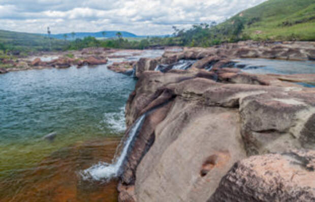 Salto Yuruani waterfall at Yuruani river in Gran Sabana region in National Park Canaima, Venezuela. Фото mathes - Depositphotos