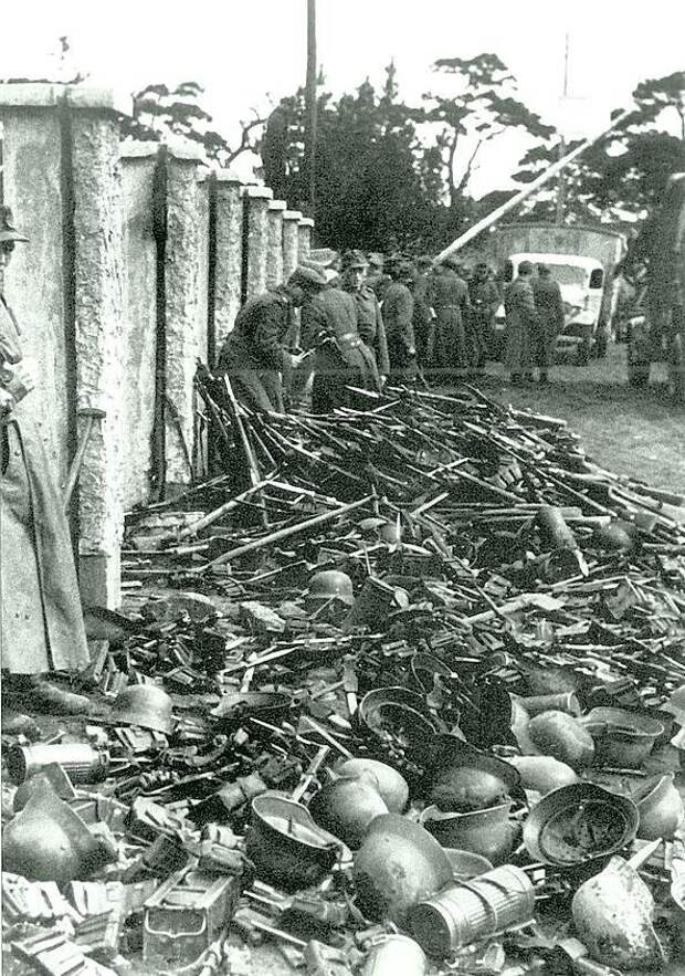 28. Немецкие солдаты сдают оружие. Апрель 1945 года Великая Отечественная война, берлин, война, история, фотографии