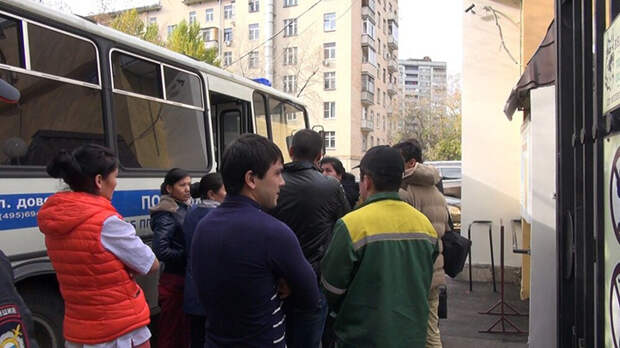 Заставляют подписывать контракт под дулом автоматов?. Мигрантов везут в военкоматы автобусами Заставляют подписывать контракт под дулом автоматов?. Мигрантов везут в военкоматы автобусами