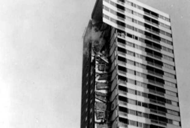 Взрыв в одной из квартир 22-этажного дома Ronan Point в Лондоне, где были выполнены все строительные нормы и правила, повлек за собой прогрессирующее обрушение. Авария произошла из-за того, что схема конструкции была аналогична карточному домику. Эта трагедия унесла жизни 4-ых людей.
