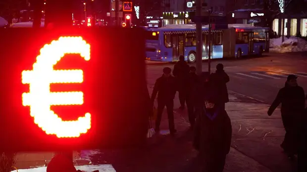 Курс евро опустился до 77 рублей впервые с июня 2020 года