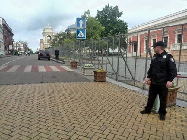 К приезду Порошенко в Одессе замаскировали Стену Героев К приезду Порошенко в Одессе замаскировали Стену Героев