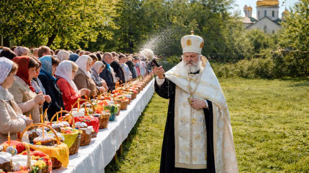 Священник назвал продукт, который не принято приносить для освящения на Пасху