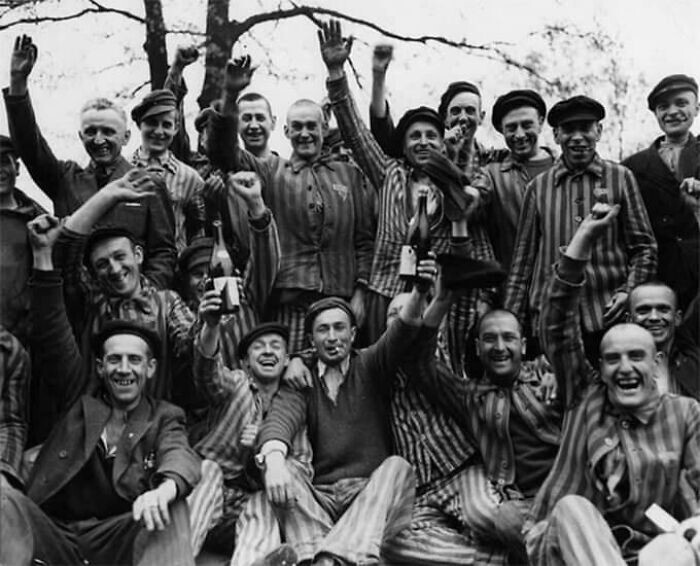 16. 1945 г., лагерь смерти Освенцим обнаружила и освободила Красная армия 16. 1945 г., лагерь смерти Освенцим обнаружила и освободила Красная армия
