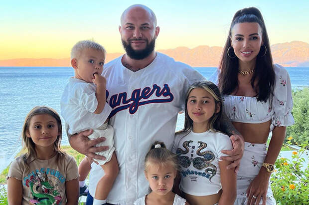 Оксана Самойлова и Джиган с детьми и Филиппом Киркоровым отдыхают в Греции