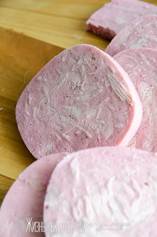 куриный рулет в бутылке с желатином. домашняя колбаса в бутылке. куриная колбаса в бутылке. домашняя куриная колбаса. куриный рулет в бутылке.