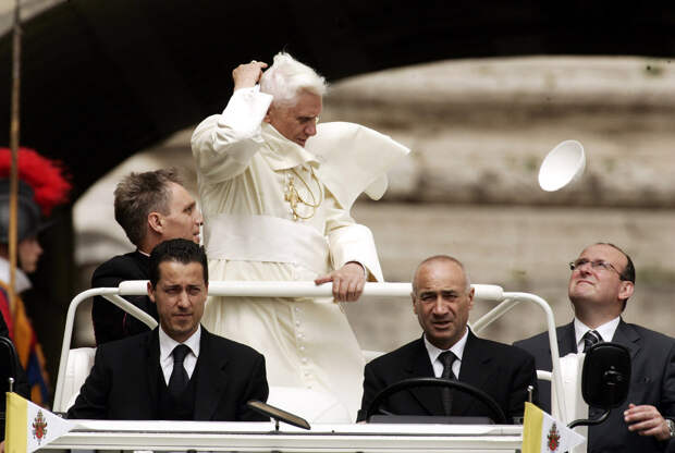 Папа Бенедикт XVI и его летучий пилеолус