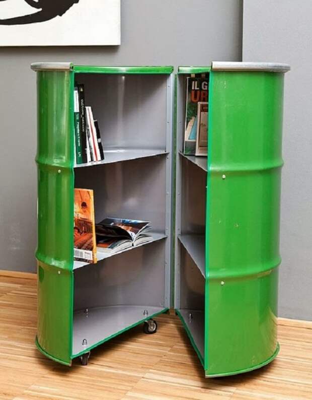 Креативный и удобный шкафчик из металлической бочки отлично подойдет для хранения различных вещей.
