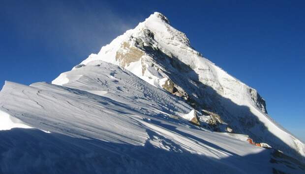 На вершине Эвереста впервые обнаружили пластик