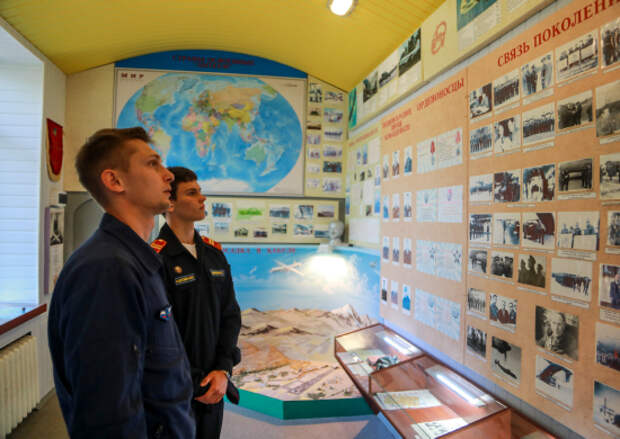Военнослужащие провели экскурсию для школьника по авиационному полку ВТА