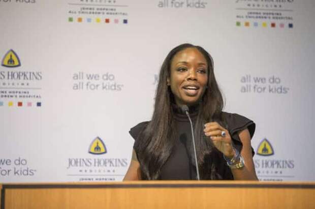 Доктор Надин Бурк Харрис на выступлении в Johns Hopkins All Children's Hospital