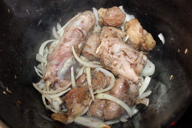 Периодически помешивать, чтобы мясо не сгорело.