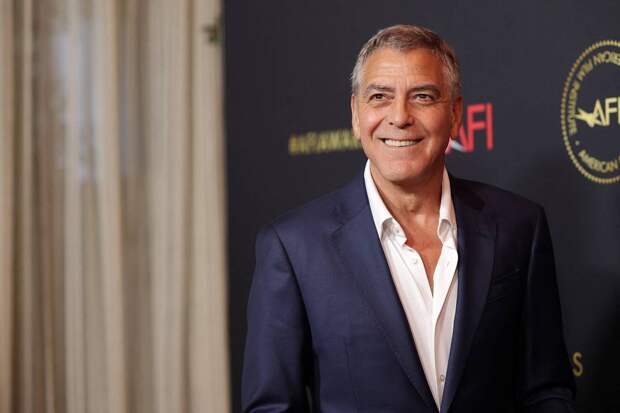 Джорджа Клуни объявили военным преступником