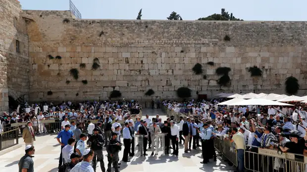 Крупный камень выпал из Стены Плача в Иерусалиме