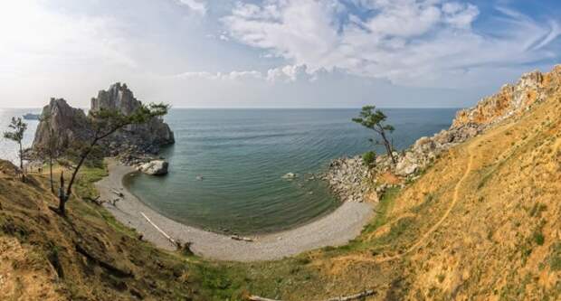 Россия. Озеро Байкал. Baikal Lake in summer. Olkhon Island. Sundays Outdoors. Shamanka Rock. Фото kirzaa@mail.ru - Depositphotos