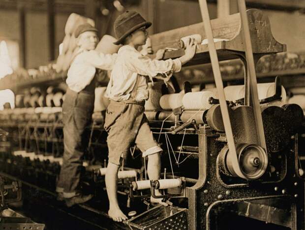 Этим маленьким рабочим ткацкой фабрики всего 8–9 лет