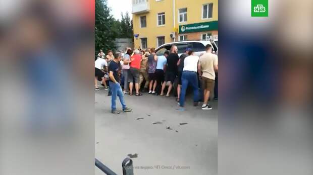 Прохожие в Омске подняли автомобиль, чтобы спасти велосипедиста: видео