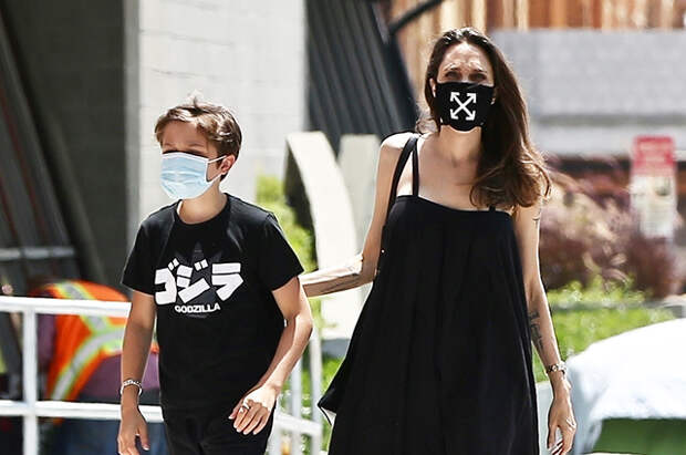 Анджелина Джоли на шопинге с сыном Ноксом в Лос-Анджелесе: новые фото