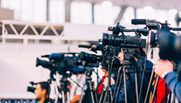 Телевизионные камеры на пресс-конференции. Архивное фото
