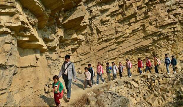 Всех учеников сопровождает директор школы. Всех учеников сопровождает директор школы.