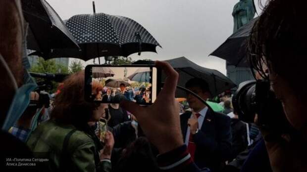 Полиция задержала маргиналов на незаконном митинге в Москве Полиция задержала маргиналов на незаконном митинге в Москве