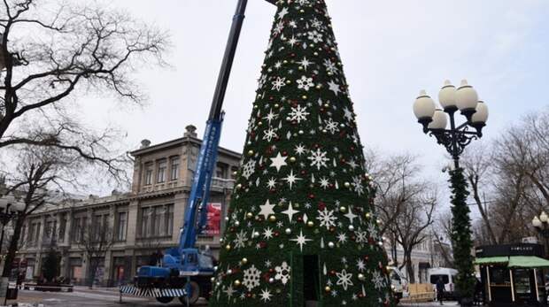 В Симферополе начался демонтаж новогодней ёлки