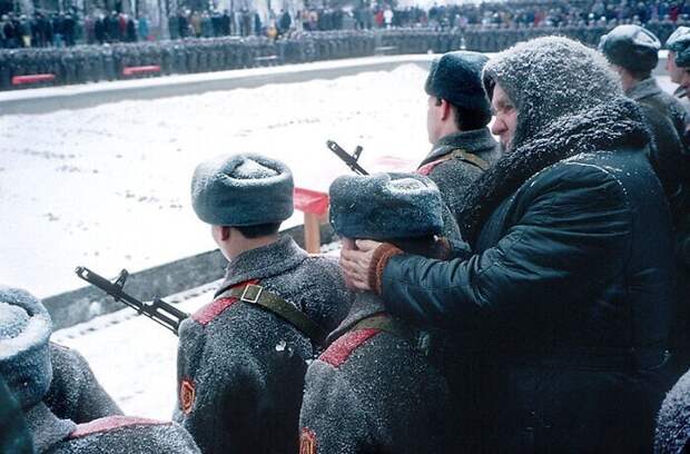 36. Бабушка греет уши внуку, пока тот принимает присягу. Волгоград, 1994 год. Фото Николая Игнатьева 36. Бабушка греет уши внуку, пока тот принимает присягу. Волгоград, 1994 год. Фото Николая Игнатьева