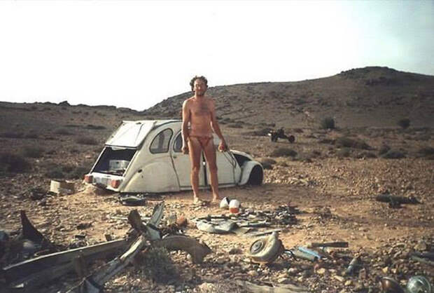 Его машина сломалась посреди пустыни. Но он нашел выход из ситуации