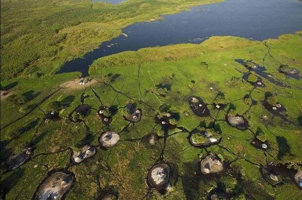 Живописная деревня на болоте в Южном Судане