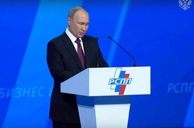 Путин заявил, что кадровый дефицит в России не решить с помощью мигрантов